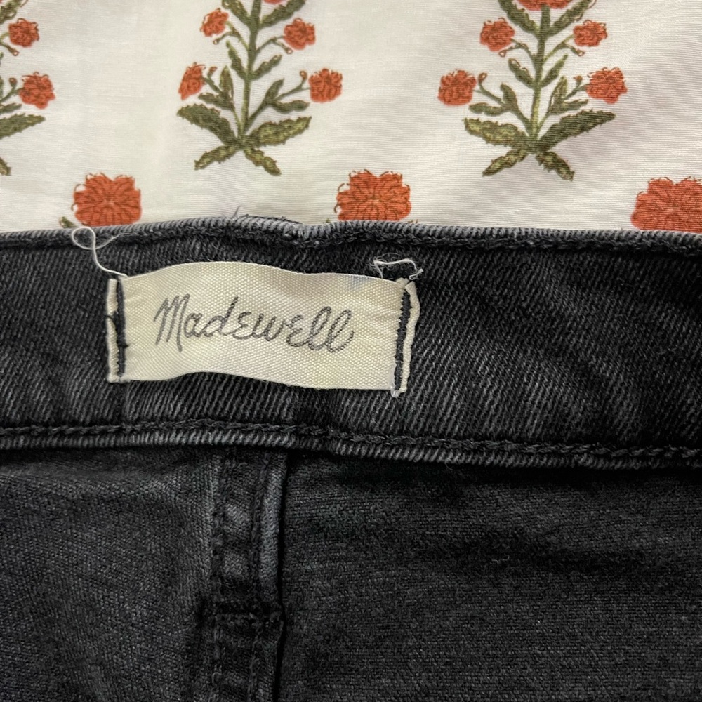 Madewell size 30 black denim. Frayed hem. High waisted - Picture 6 of 7